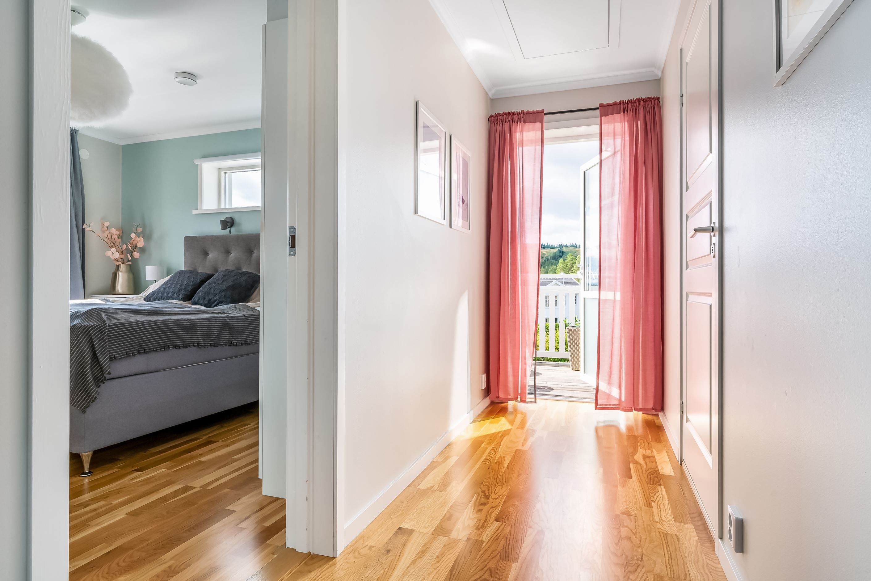 Hall och utgång till balkongen