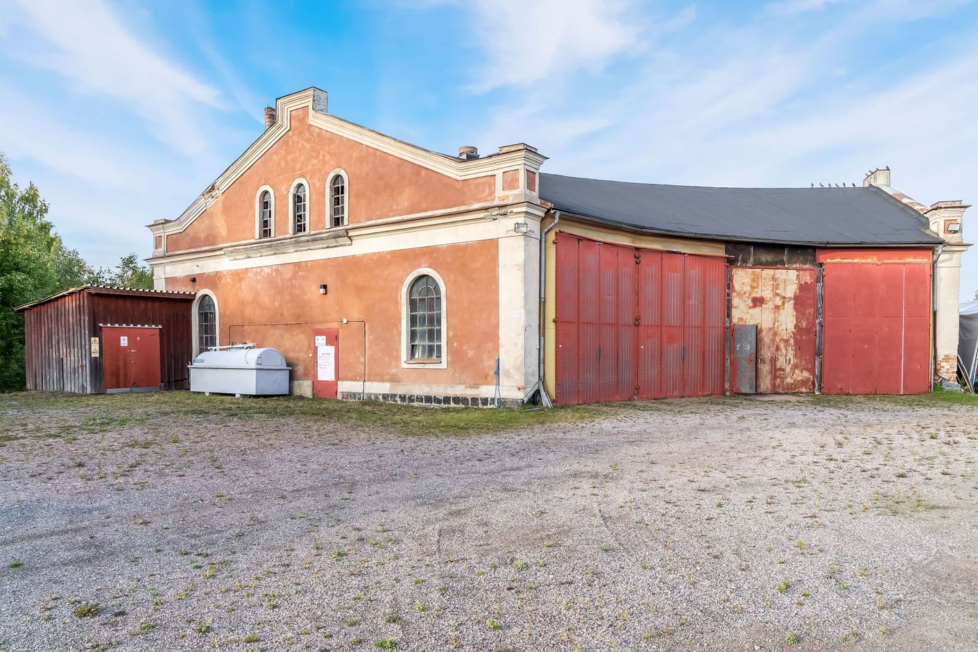 Stora tegelbyggnaden "garage"