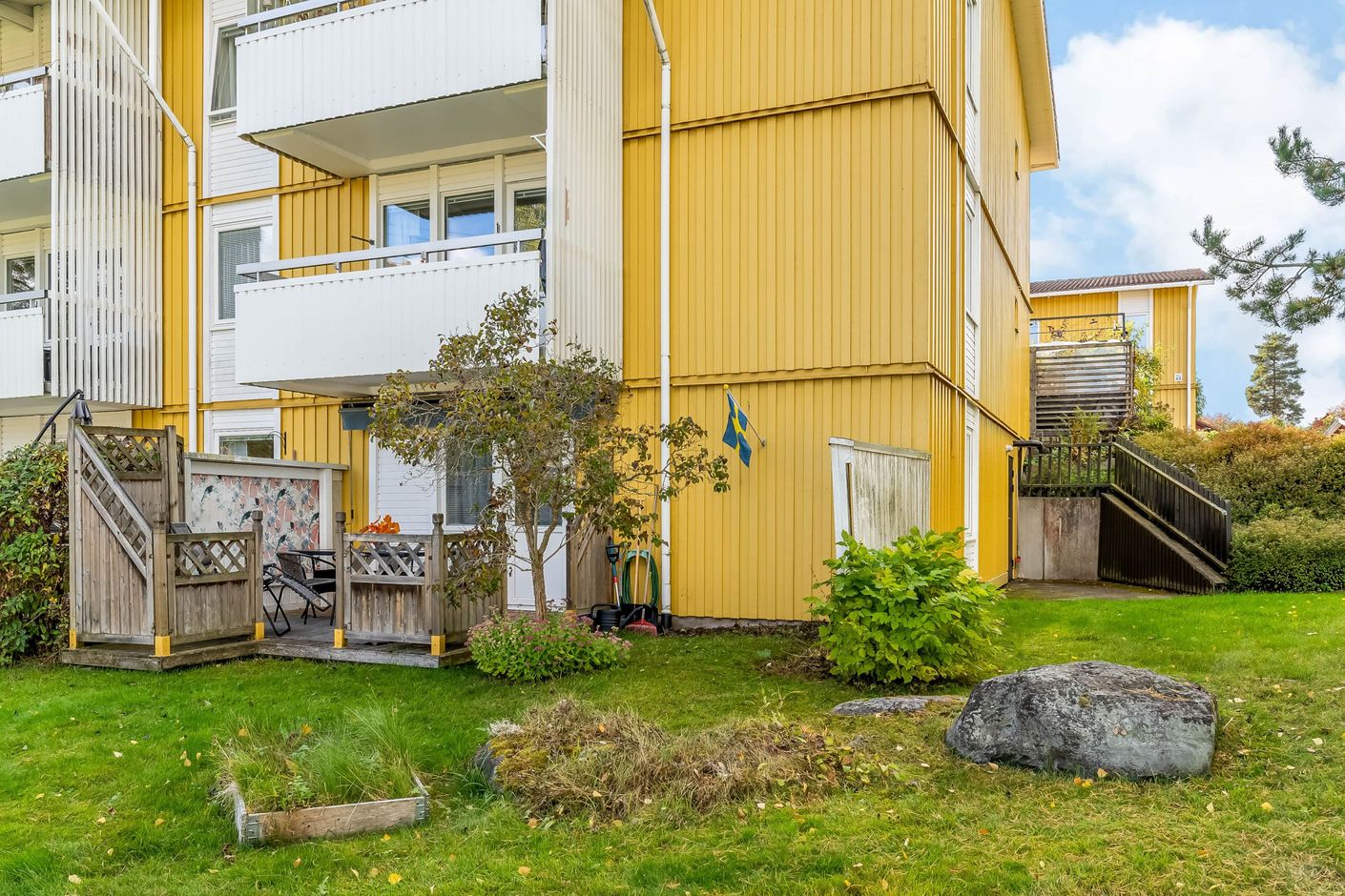Generös gavellägenhet i Östra Främby med tre uteplatser