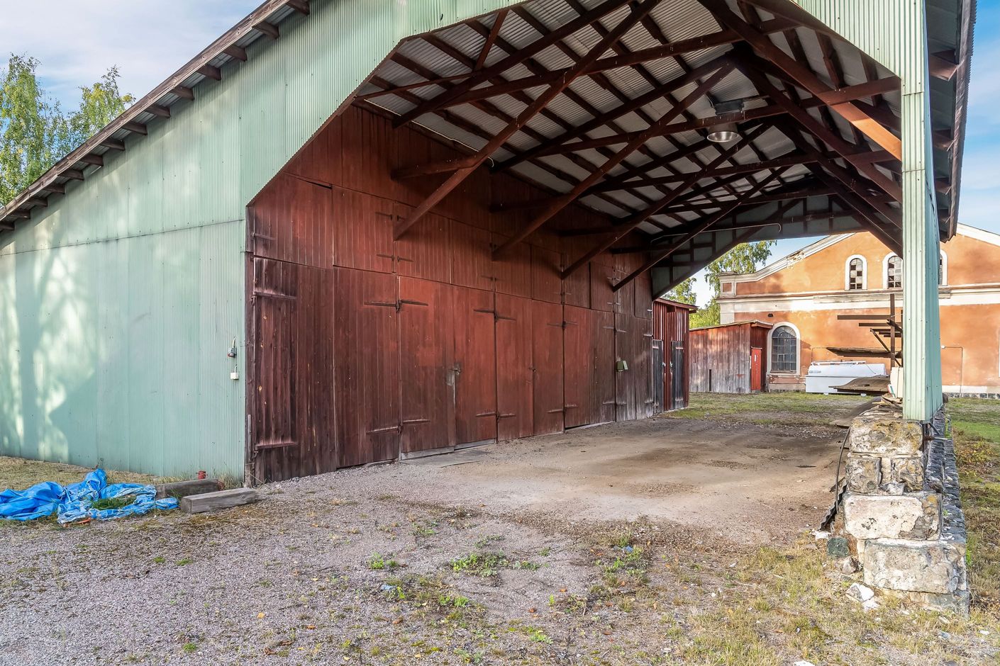 Större carport med förråd