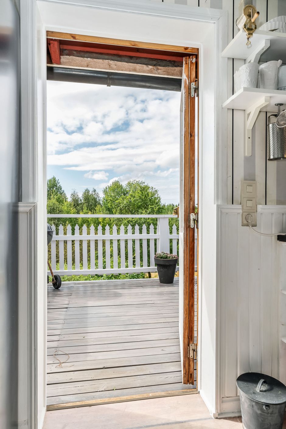 Utgång till den soliga balkongen från köket