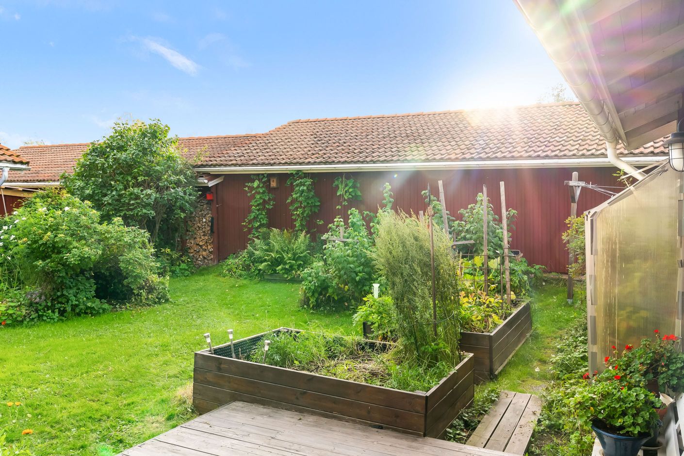 Solig insynsskyddad innergård