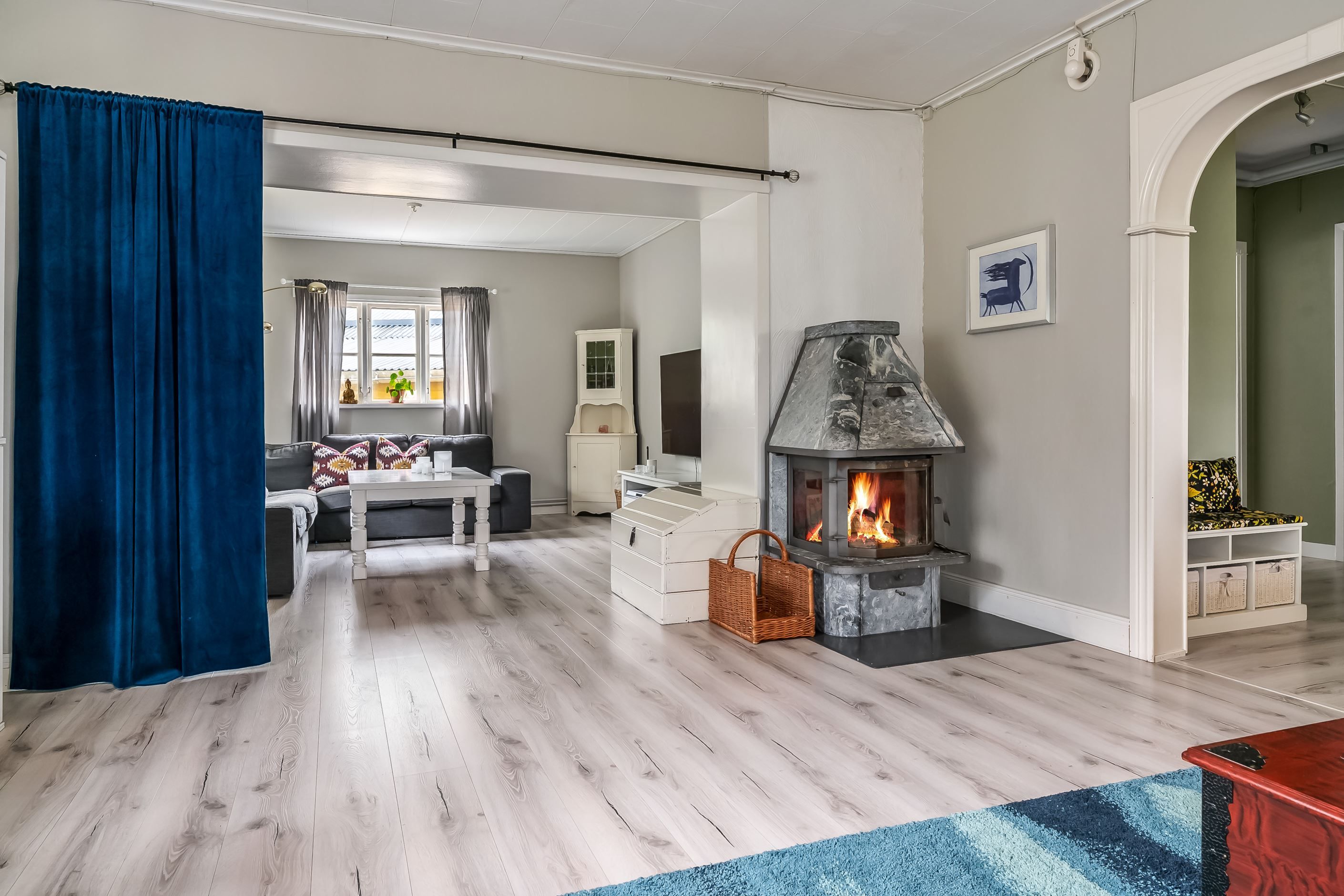 Allrum med mysig kamin