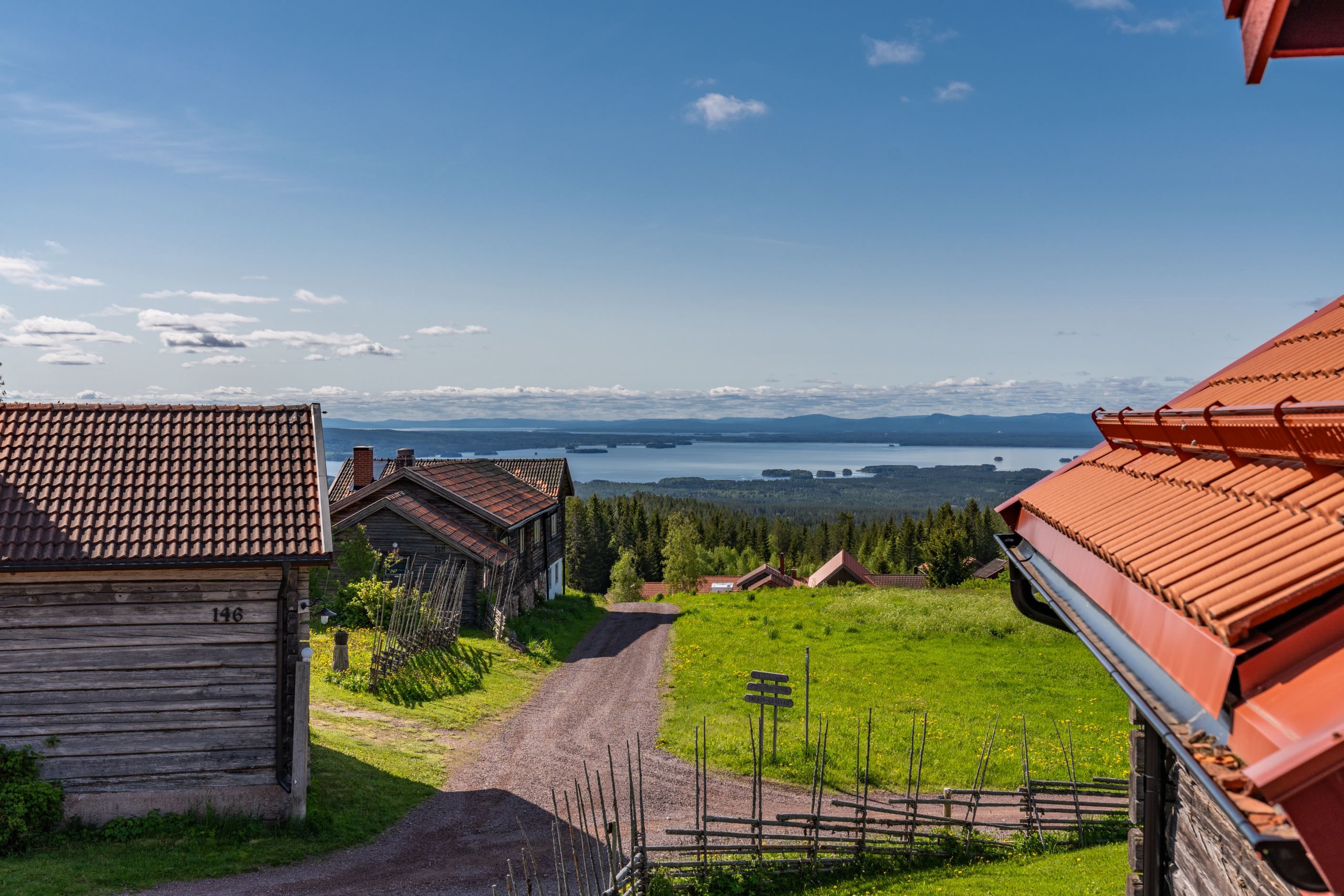 Utsikt från entrén till lägenheten på övre plan
