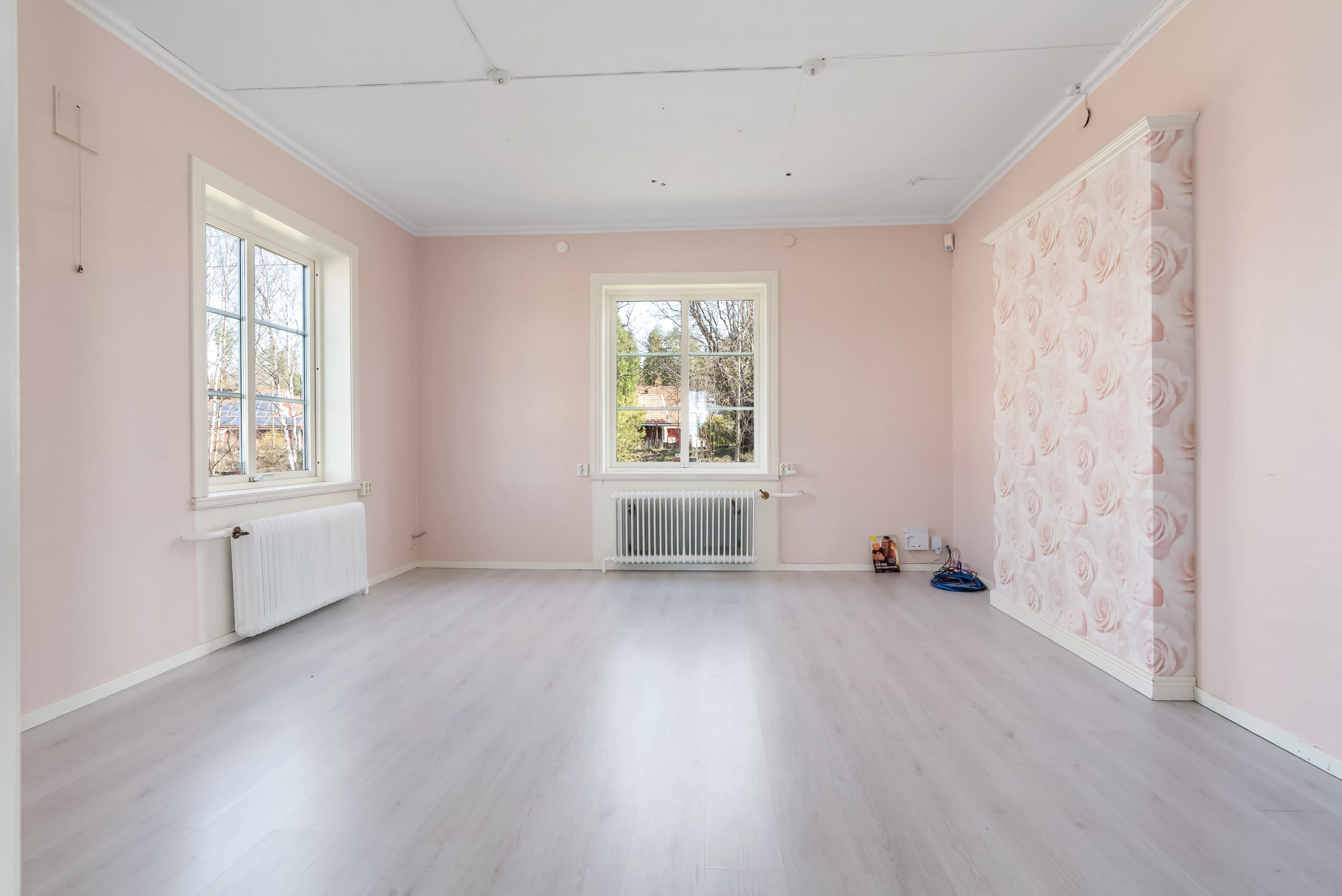 Rosa rummet fungerar som kontorsplatser eller konferens