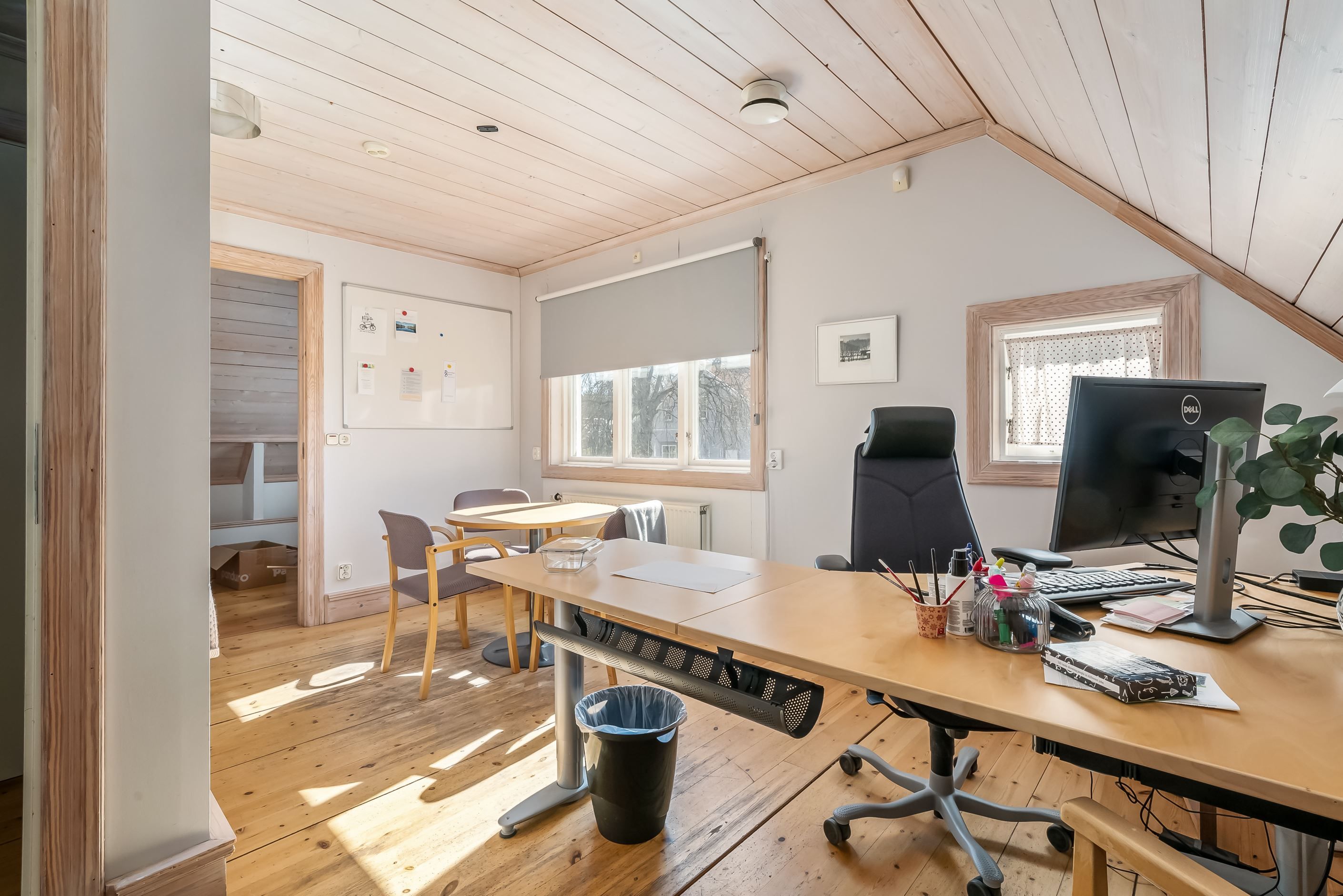 Delvis öppna kontorslandskap på övervåningen
