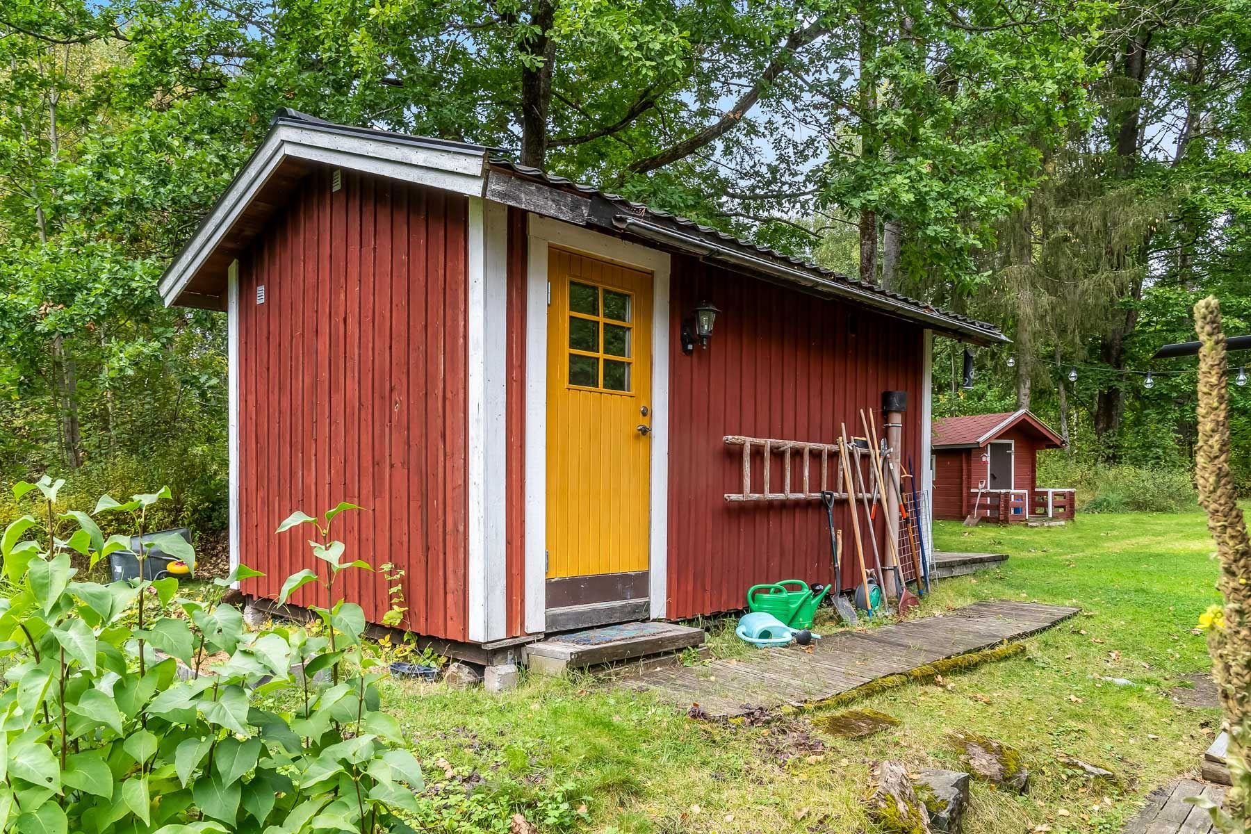 Gäststuga 1 med sängplats och badrum/tvättstuga