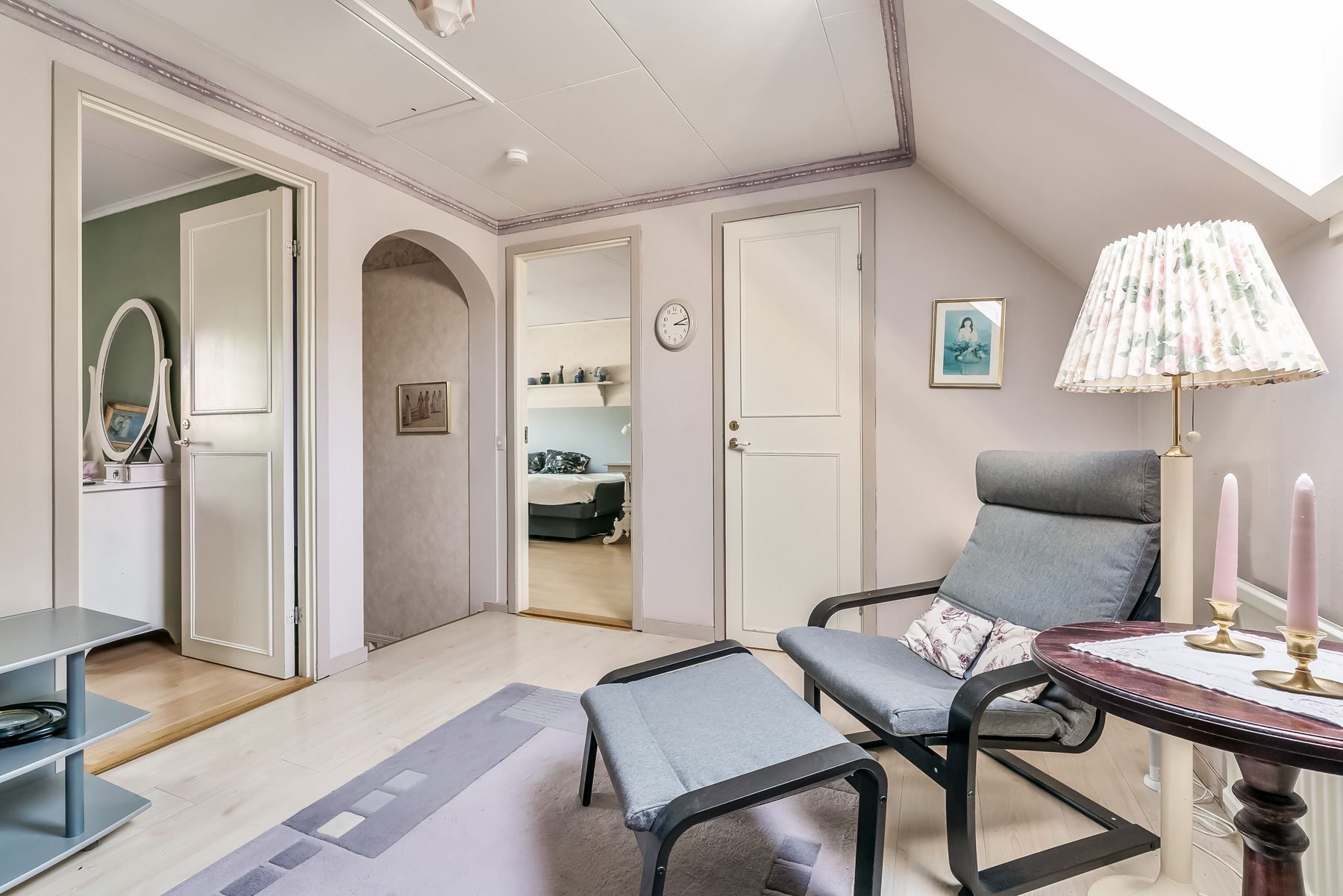 Hall/allrum övre plan med en praktiskt klädkammare