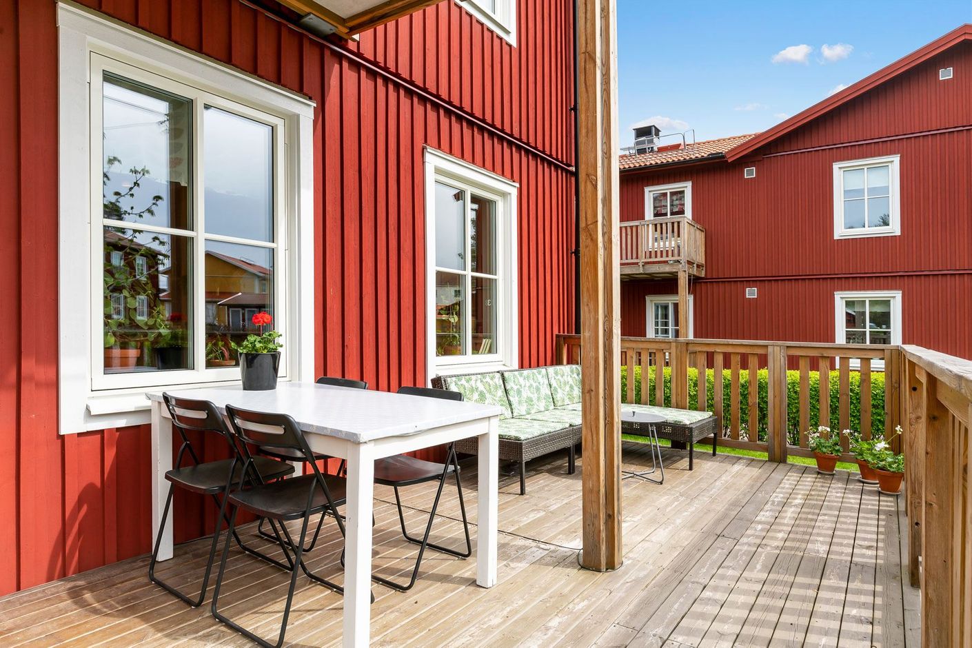 4:a i markplan med solig stor uteplats