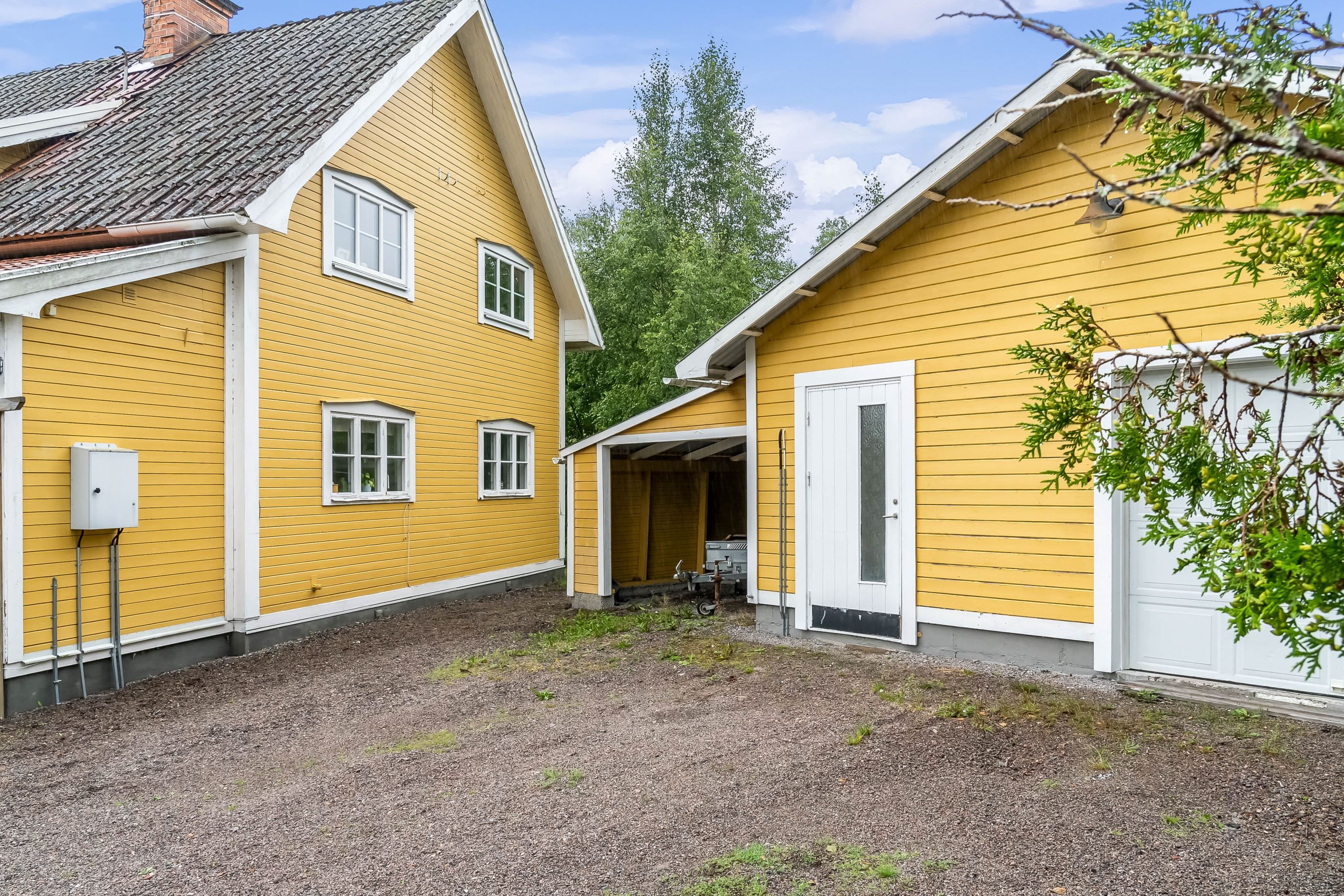 Garage och carport samt rymlig uppfart