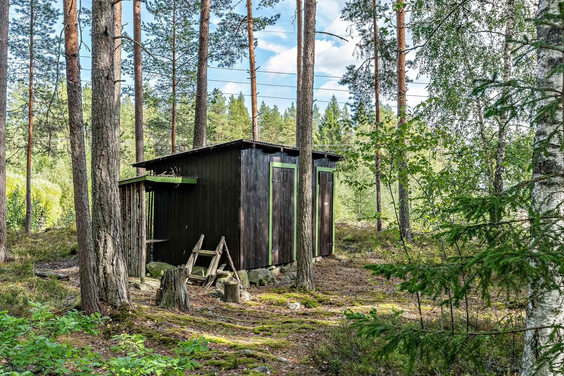 Mindre uthus med förråd och utedass