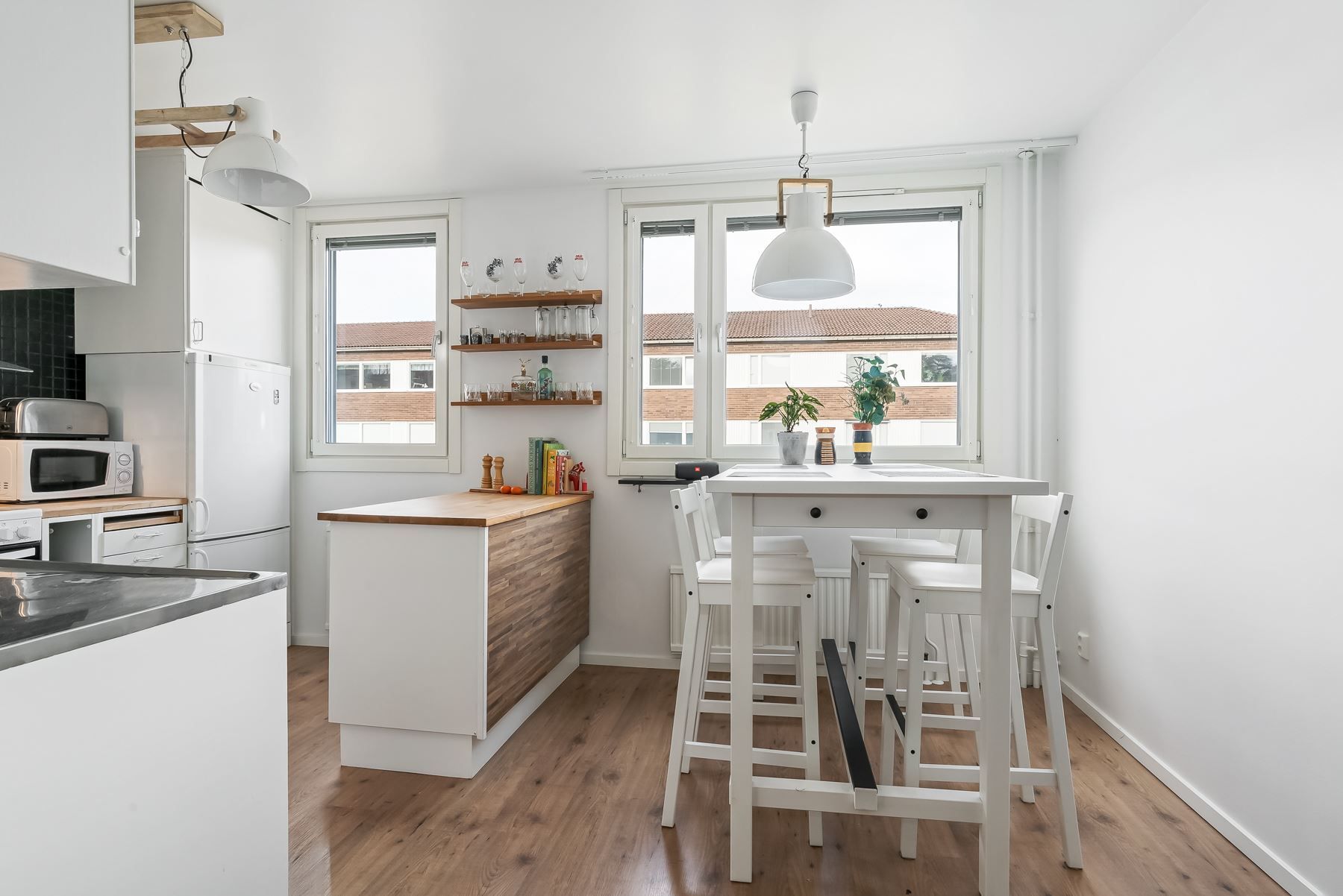 Härligt, öppet kök med praktiska ytor och plats för matbord