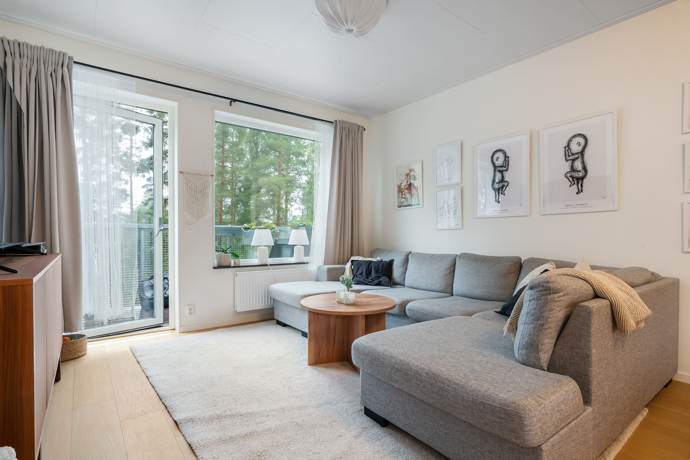 Vardagsrum med access till balkongen