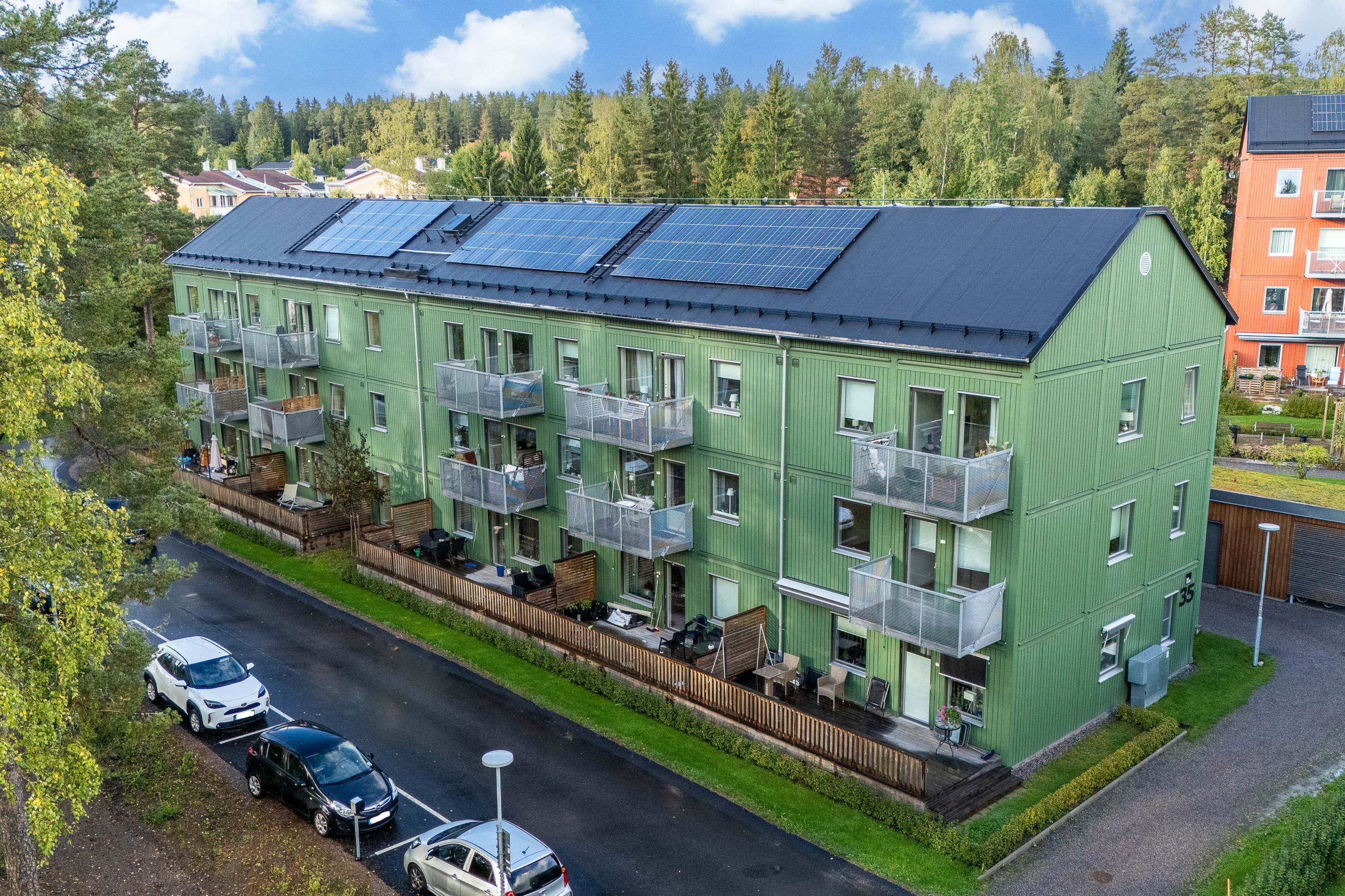 Föreningen har solceller på taket.