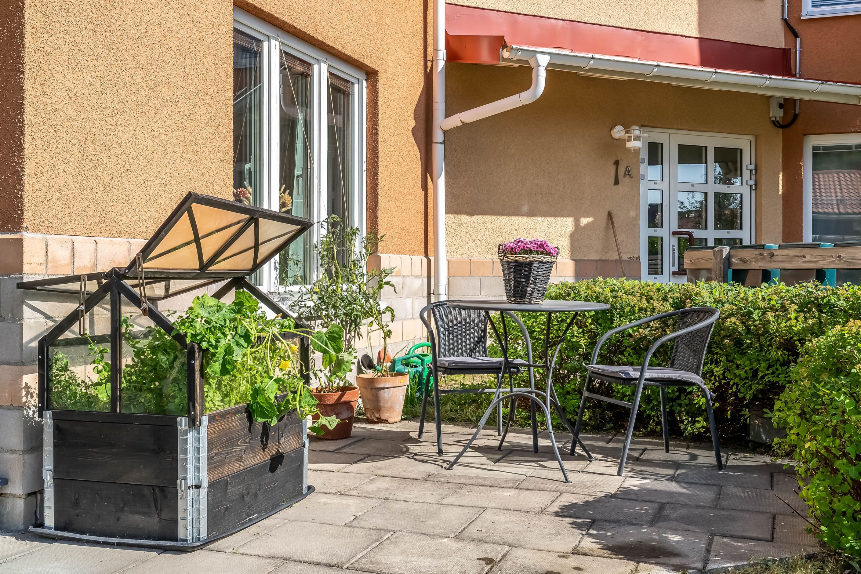 Rymlig tvåa i markplan med solig uteplats