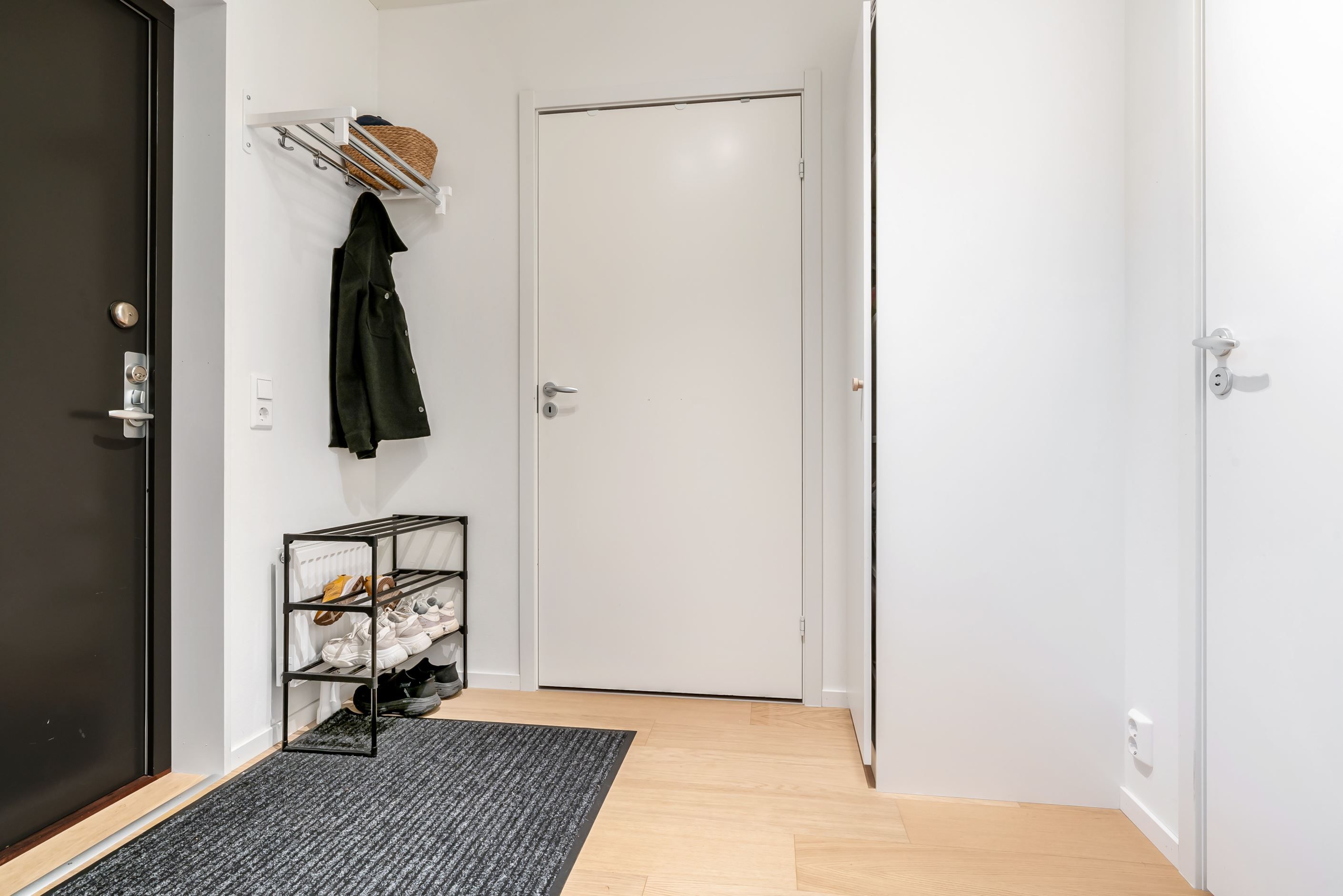Hallen har plats för avhängning samt en garderob