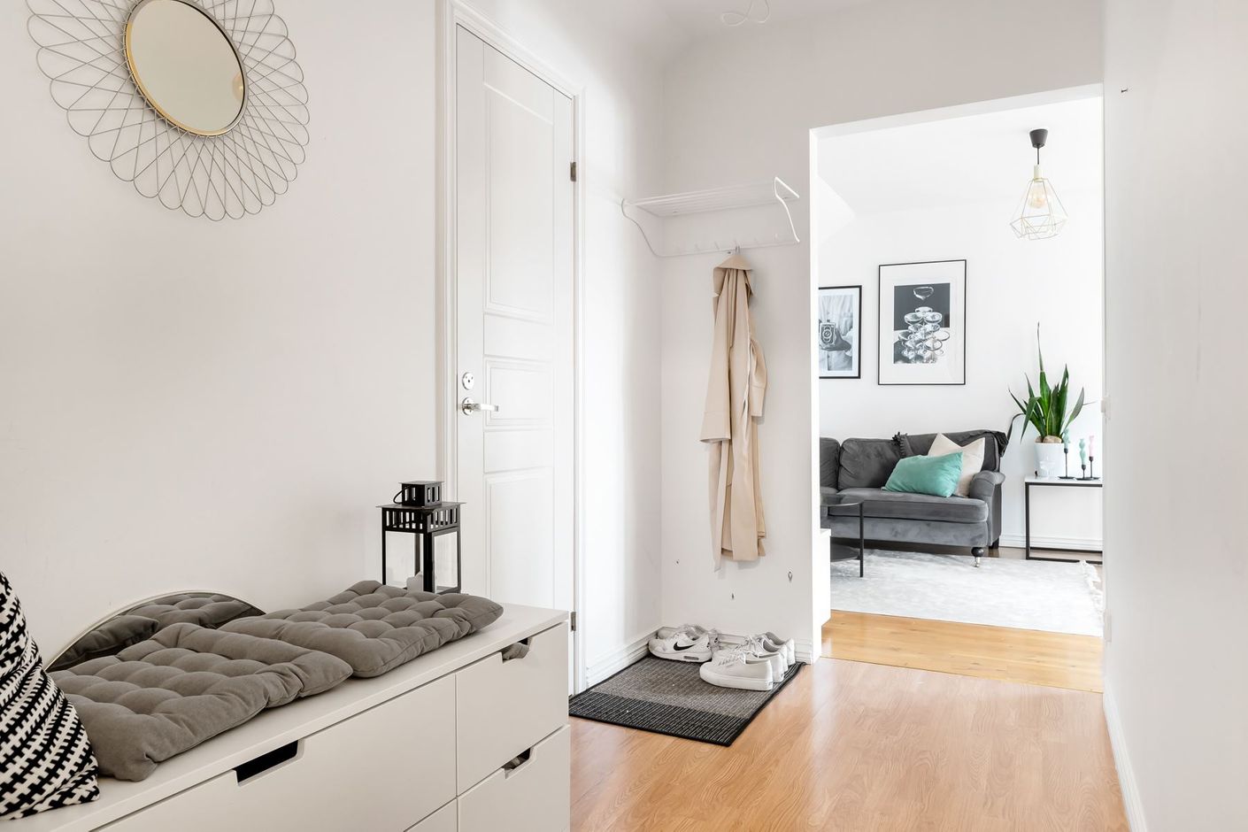 Välkomnande hall med klädkammare