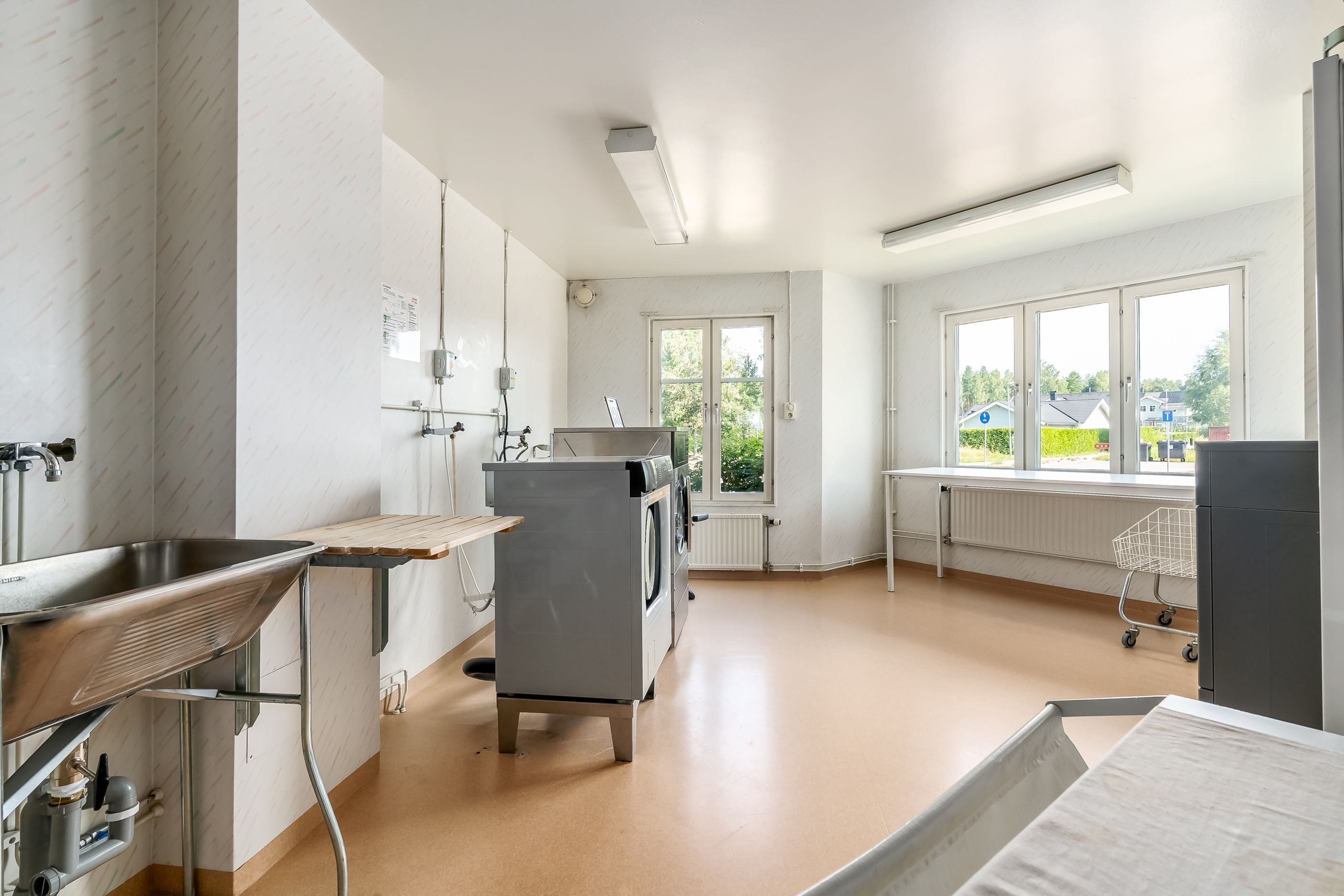 Tvättstuga på entréplan - endast två dörrar bort....
