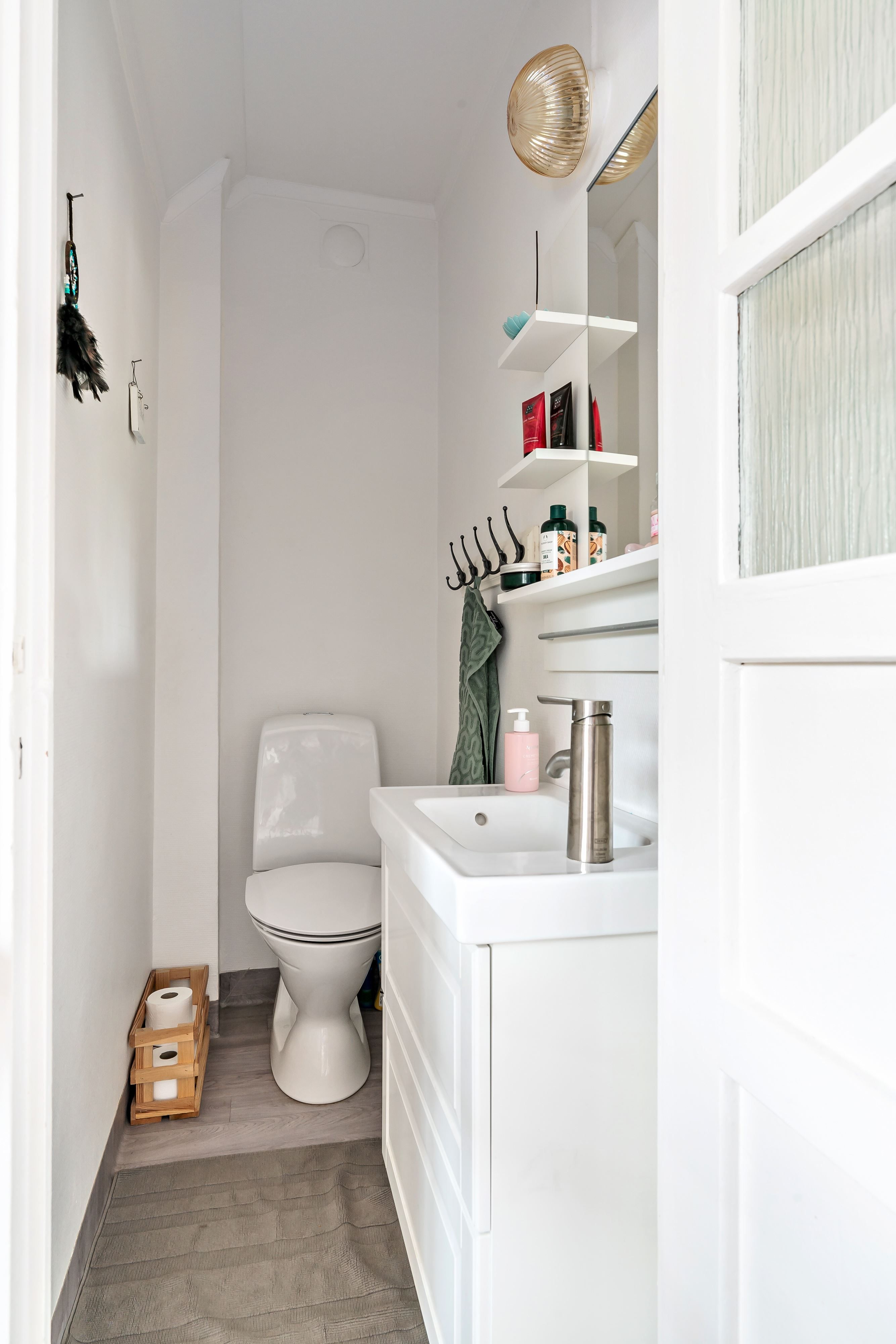 Wc med kommod på övre plan