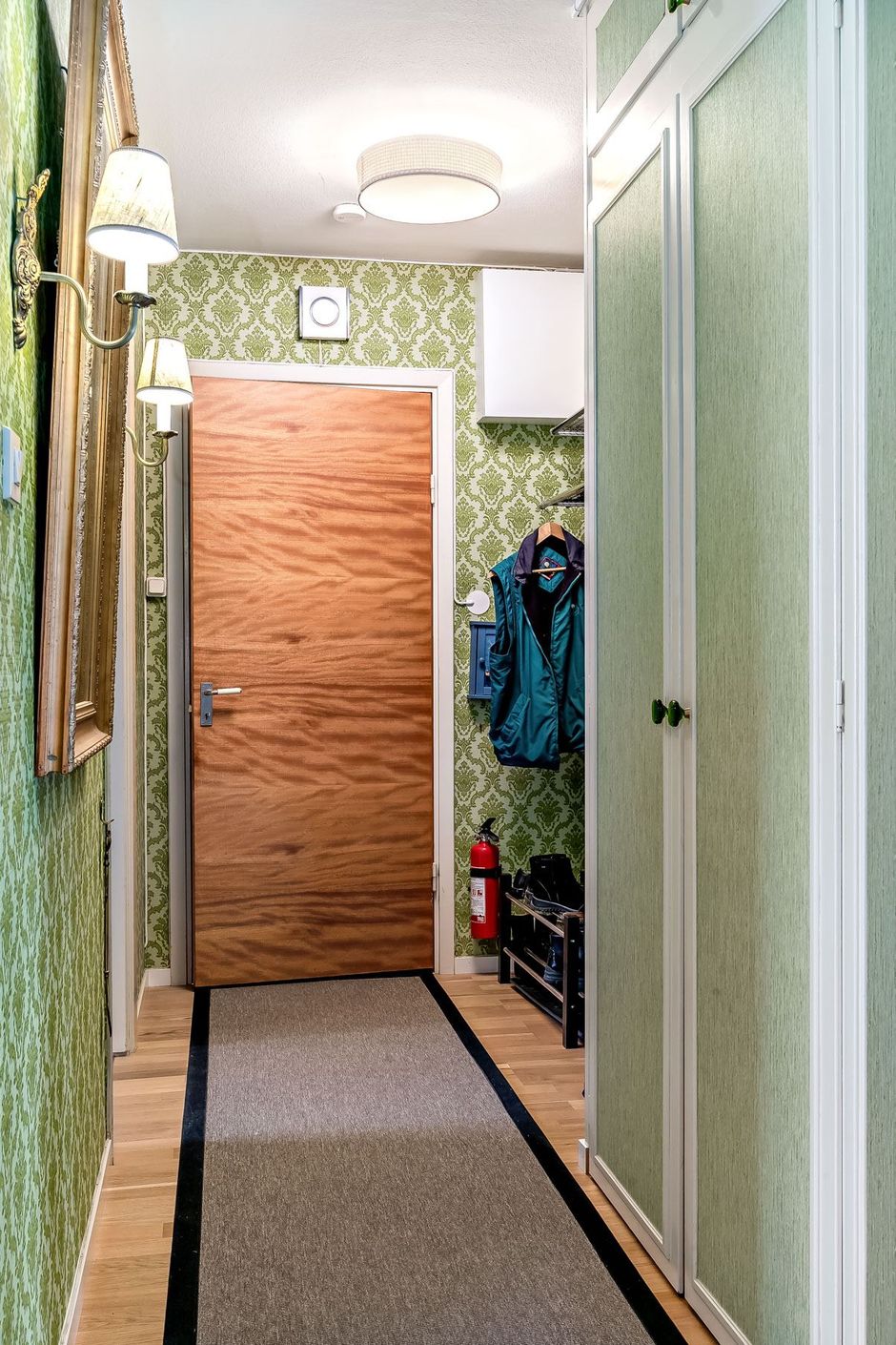 Välkomnande hall med bra förvaring