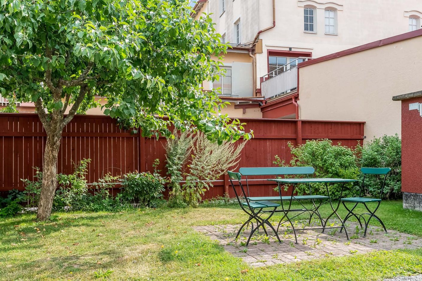 ...flera uteplatser på innergården...