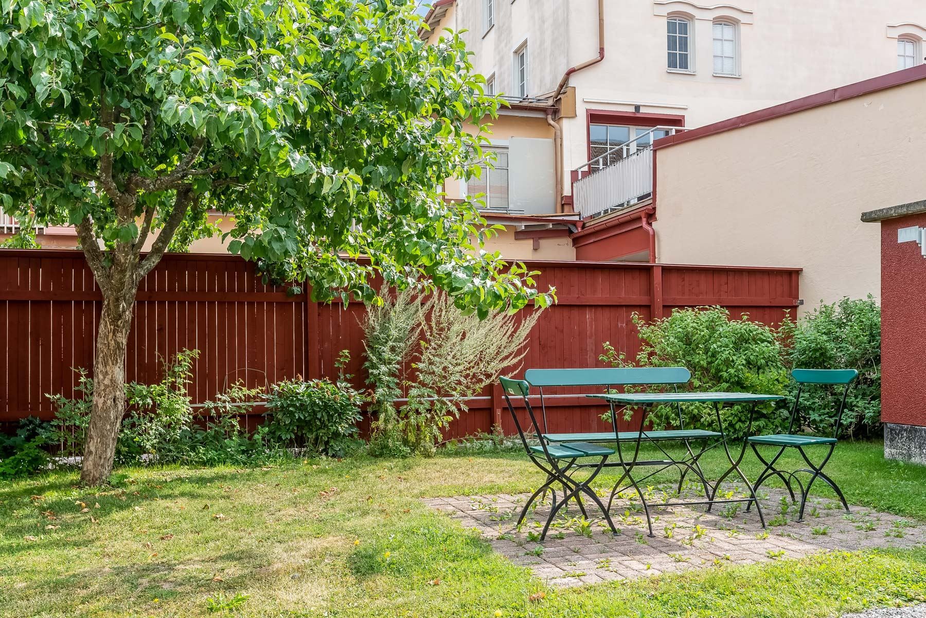 ...flera uteplatser på innergården...