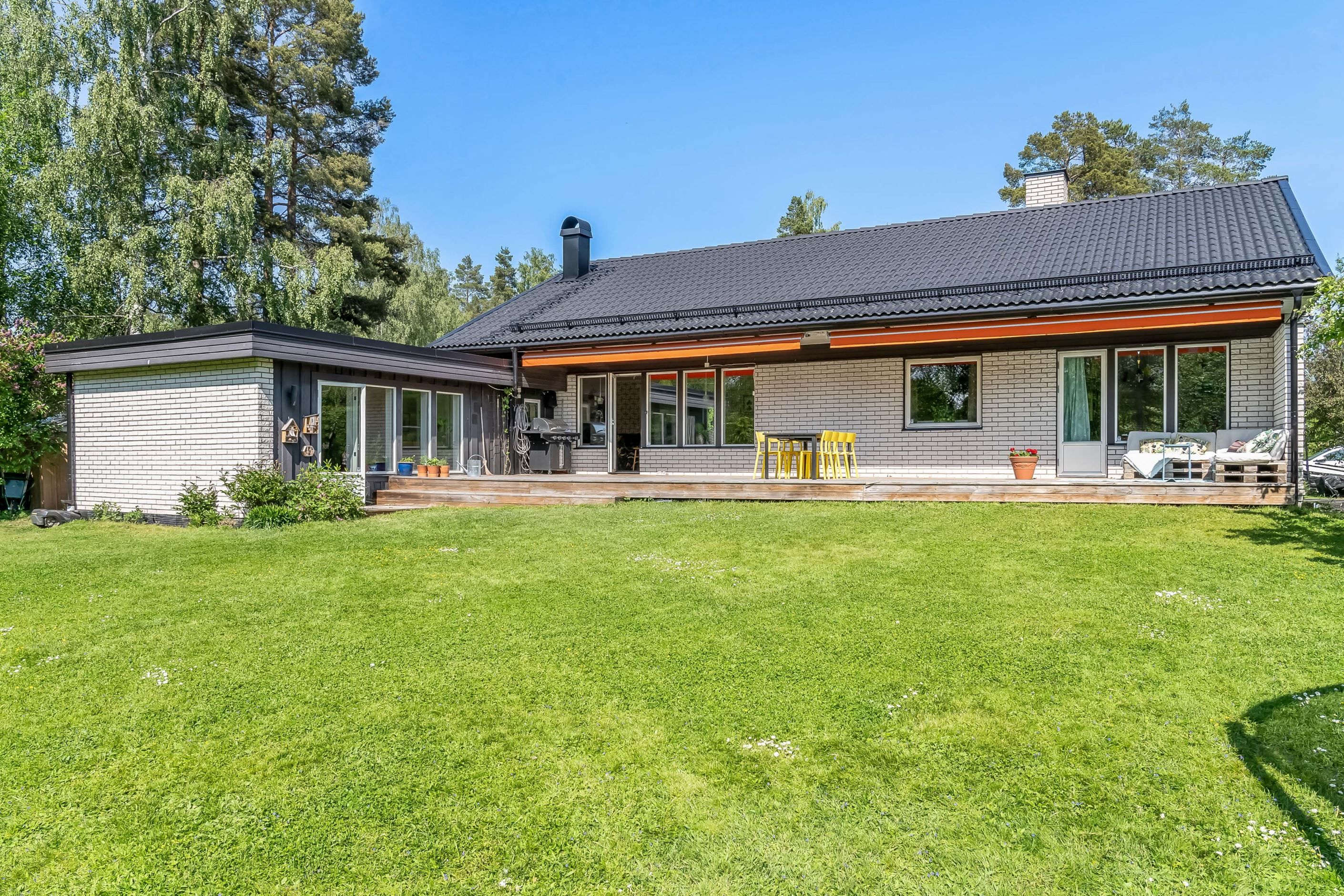 Husets fantastiska baksida i sydväst-läge