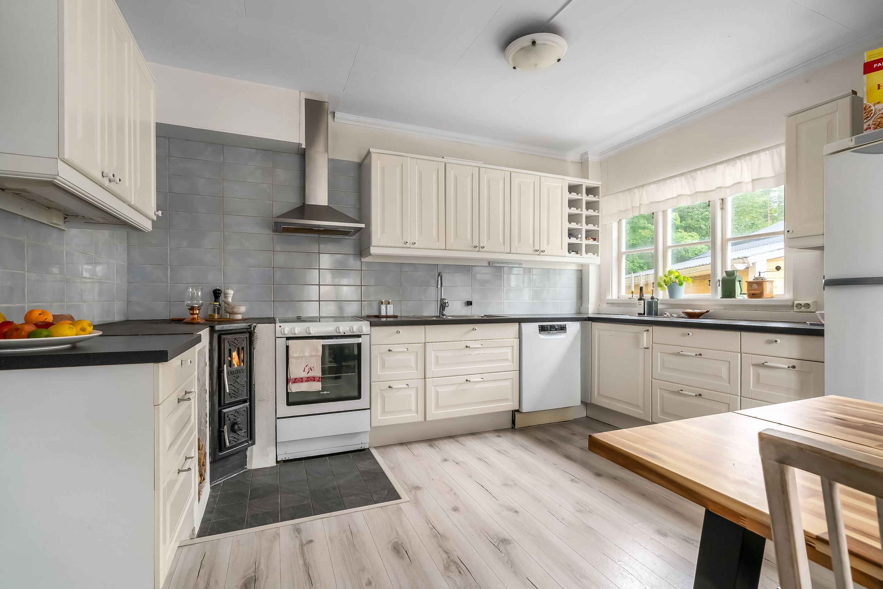 Rymligt, fullt utrustat kök.