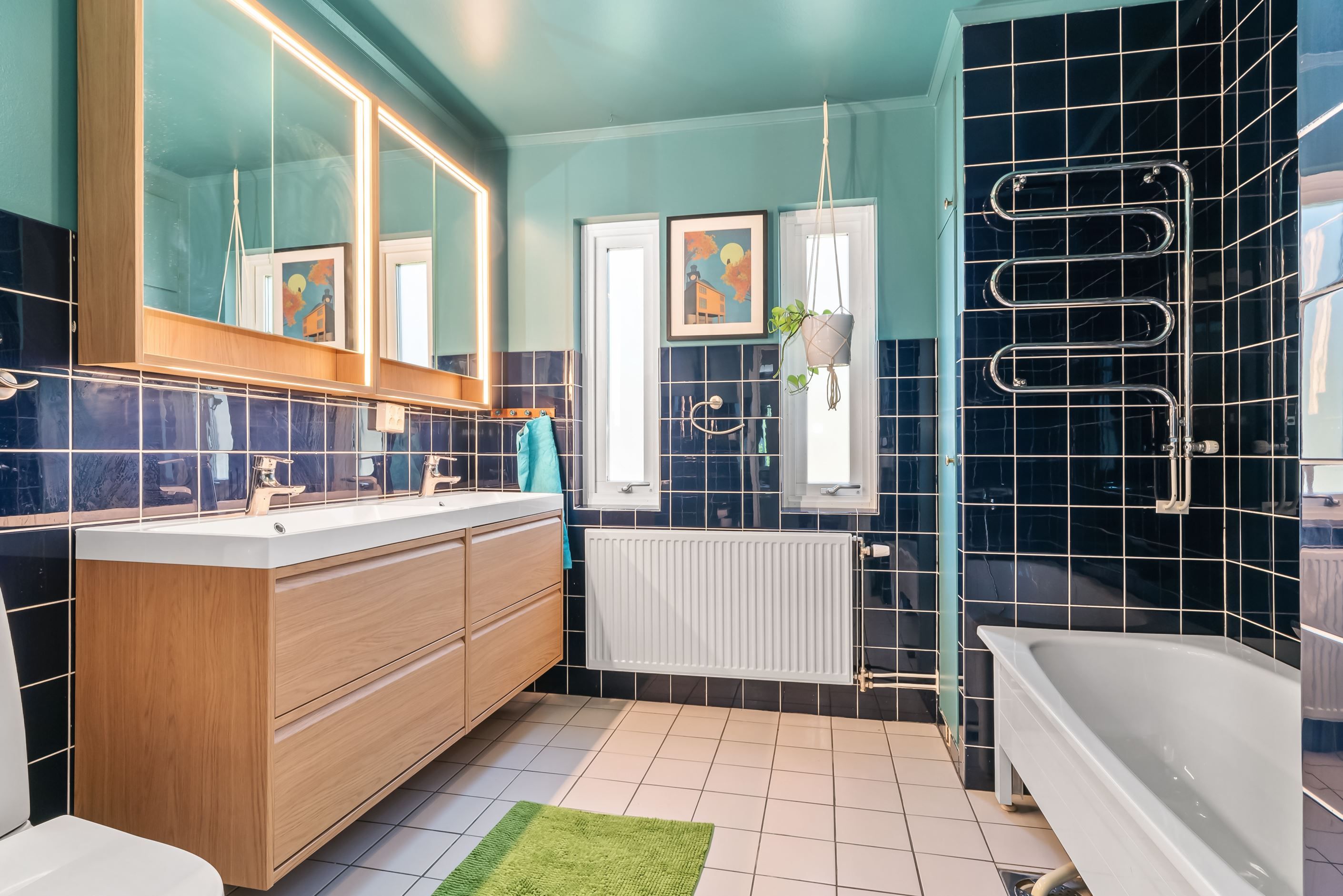 Badrum 2, med dubbla kommoder, wc och badkar