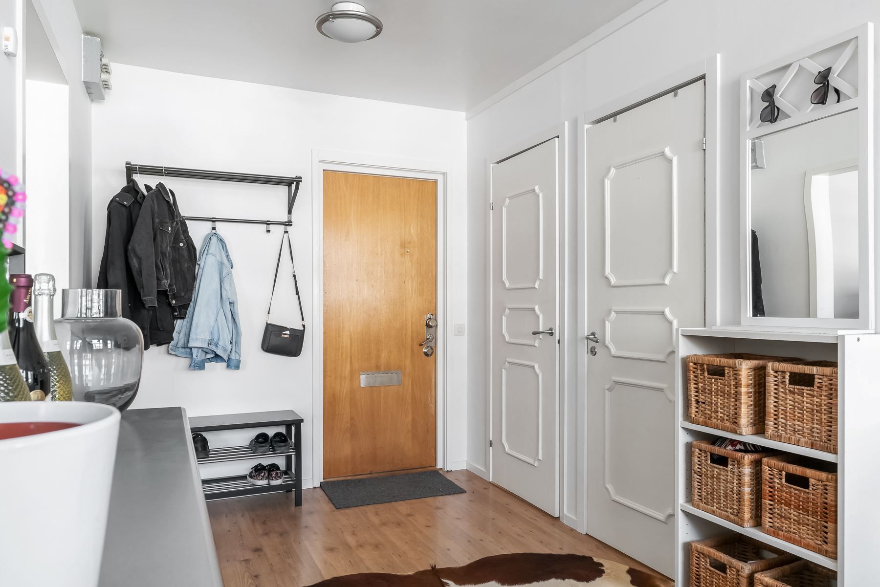 Rymlig hall med stor klädkammare