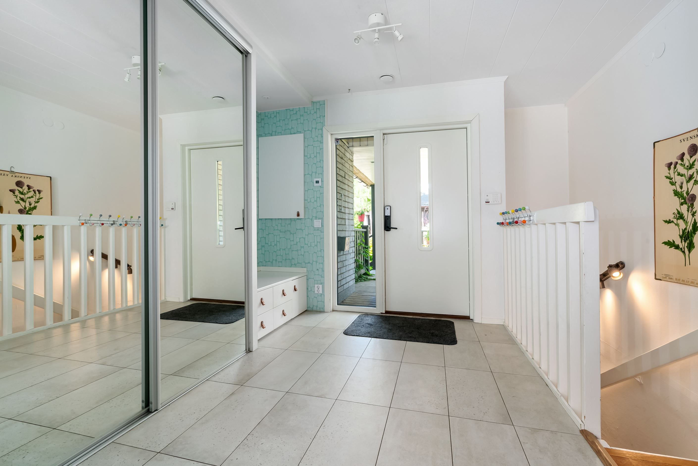 Ljus, välkomnande hall med stor garderob