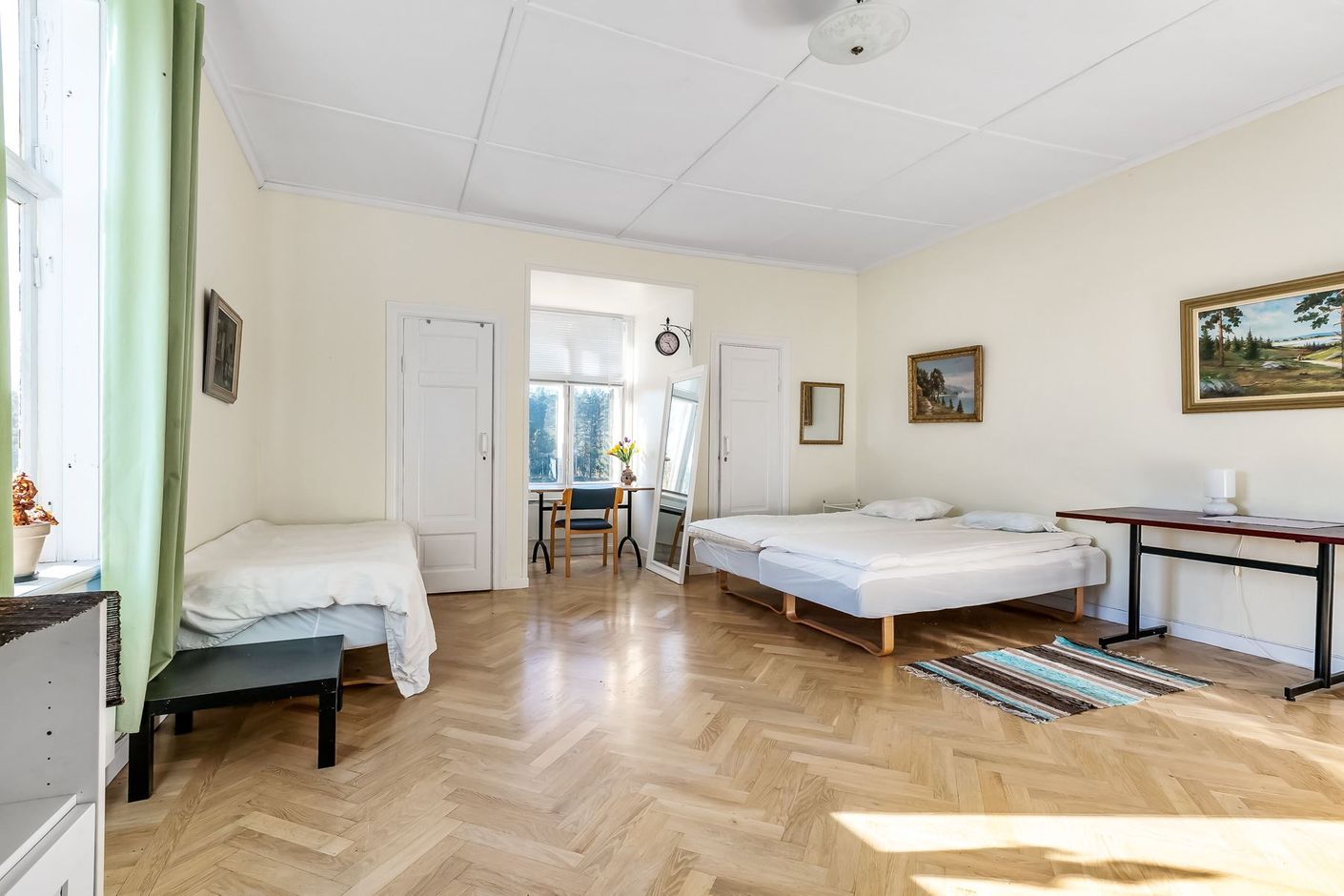 Större rum ovan cafédelen med eget badrum