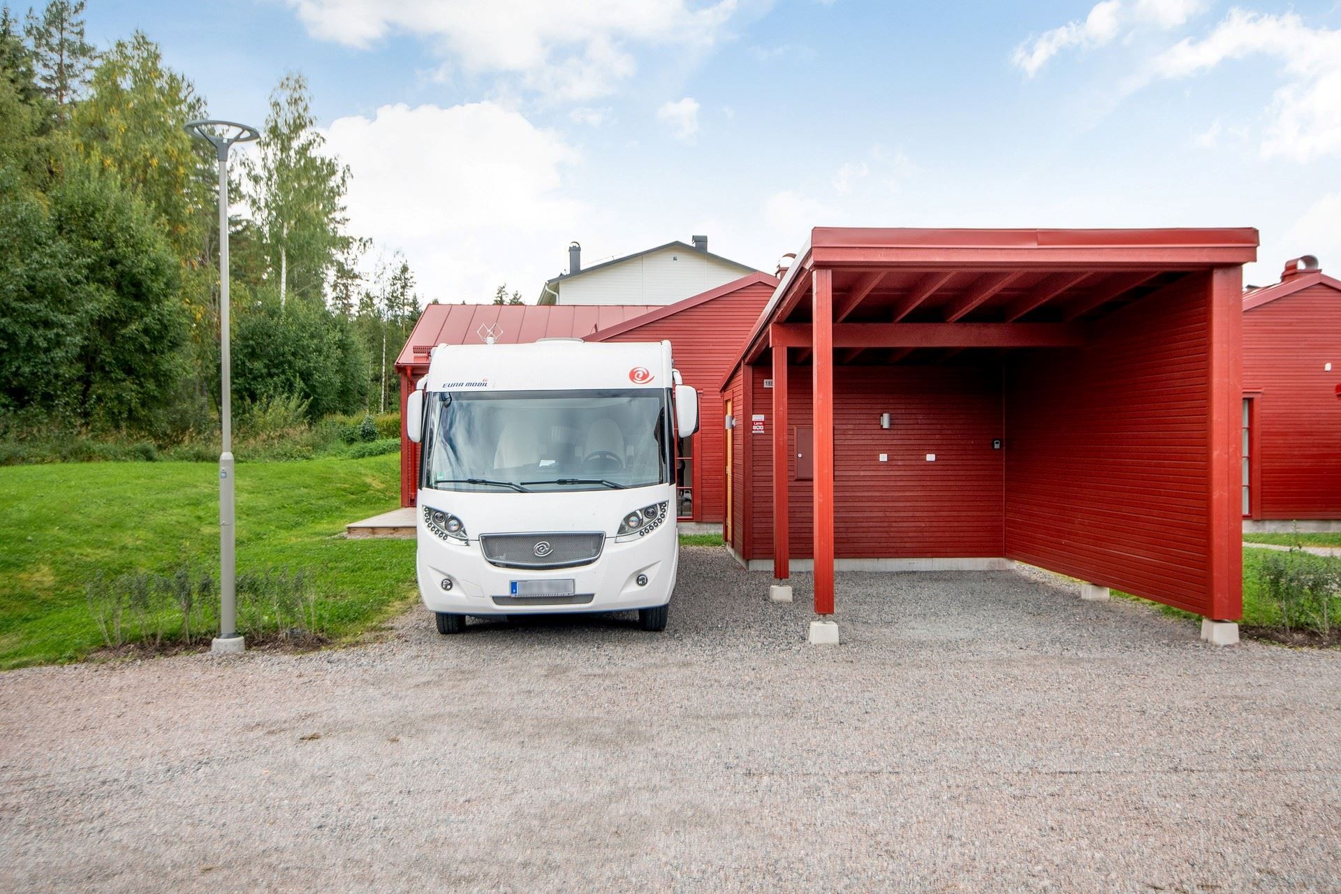 Plats med två bilar eller en bil och en husbil