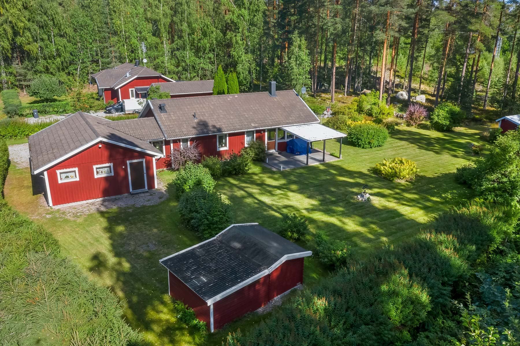 Vy över baksidan av huset och tomten